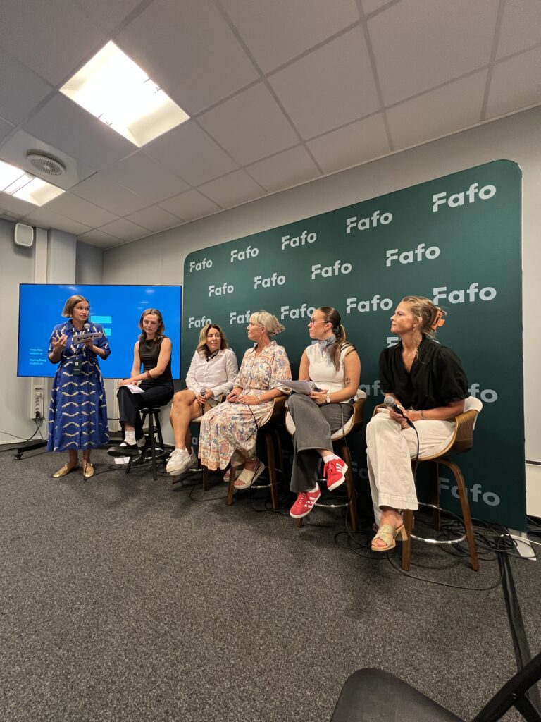 Fotografi fra panelsamtale om «Bør barn lære om vold og overgrep i skolen?», hvor du ser seks damer sitte foran en vegg hvor det står «Fafo»
