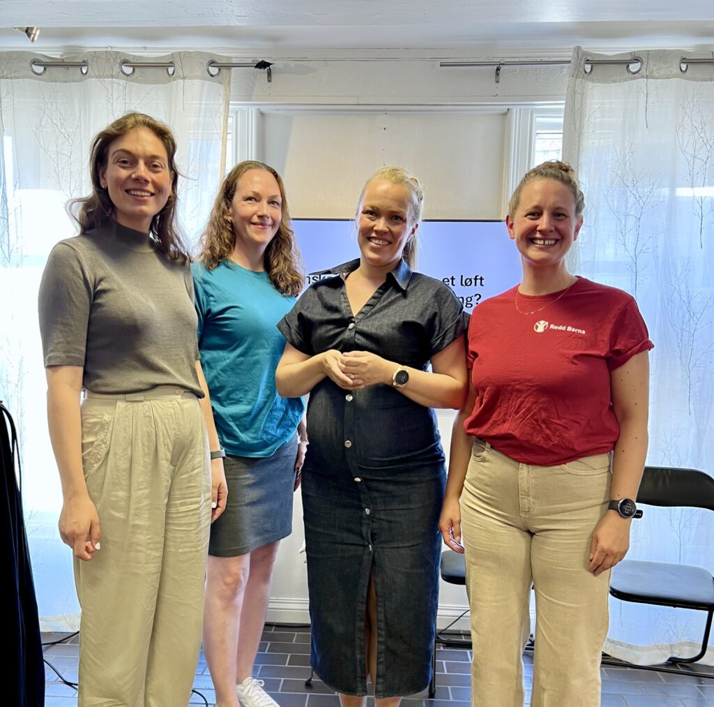 Fotografi fr aArendalsuka 2025. Avbildet fra venstre er: Vilde Senje fra Sex og politikk, daglig leder Sex og samfunn Inger Sønderland, Synnøve Mjeldheim Skaar, statssekretær i Kunnskapsdepartementet og Tirill Sjøvoll fra Redd Barna