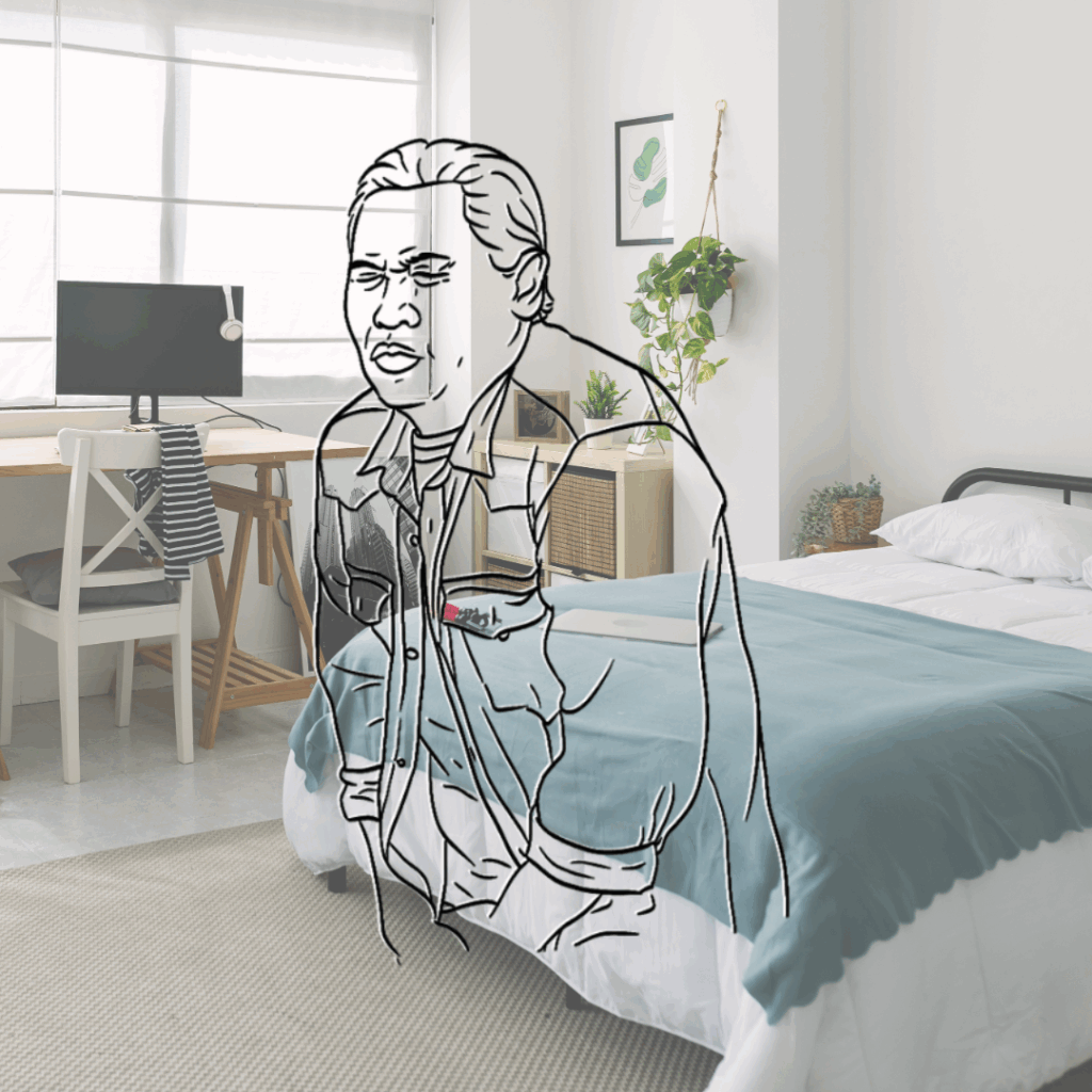 Fotografi av et soverom, hvor man ser en seng og et skrivebord med en PC-skjerm. Oppå fotografiet er det en strektegning av en ung mann som holder seg til skrittet og har vondt.