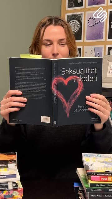 24. januar markeres FNs internasjonale dag for utdanning 📚

God seksualitetsundervisning handler om mer enn bare fagkunnskap. Det handler om trygghet, inkludering og evnen til å snakke med barn og unge på en god og åpen måte.

Likevel viser en undersøkelse fra @udir_no at 18 % av norske skoleledere har erfart at ansatte unngår temaer som kjønnsidentitet og seksuell legning i samtaler med elever.

Lærerne selv sier det tydelig i @reddbarna sin rapport fra i fjor:
Tilstrekkelig kompetanse om kjønn og seksualitet er viktig, men det er viktigere å kunne snakke om tematikken på en trygg og komfortabel måte.

God seksualitetsundervisning handler derfor ikke bare om hva vi lærer, men også om hvordan vi snakker om tematikken.

#SexEd #SRHR