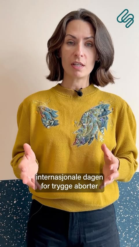 I dag, på den internasjonale dagen for trygg og lovlig abort, slår vi i Sex og samfunn et slag for at vi må snakke om abort på en måte som gir plass til flere historier.

For det finnes ikke én aborthistorie. 

For noen er abort et vanskelig valg, for andre er det et helt riktig og lett valg. Noen opplever sorg, andre lettelse. Og noen opplever begge deler. Noen ønsker å fortelle om det, andre gjør ikke det. Uansett fortjener alle disse historiene plass.

For på samme måte som vi trenger et helsetilbud som møter mennesker med respekt og omsorg, trenger vi også et offentlig ordskifte som rommer hele bredden av erfaringer.

For abort er helsehjelp, og alle skal kunne ha sin egen historie 💜